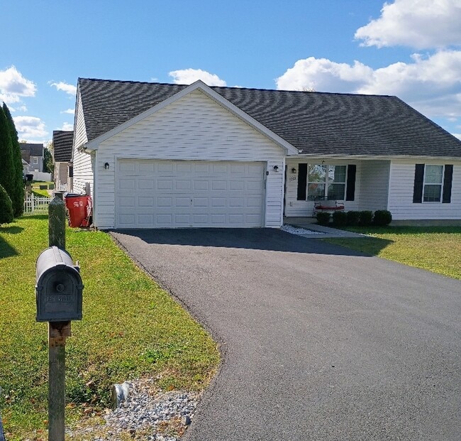 Photo - 253 Wren St N