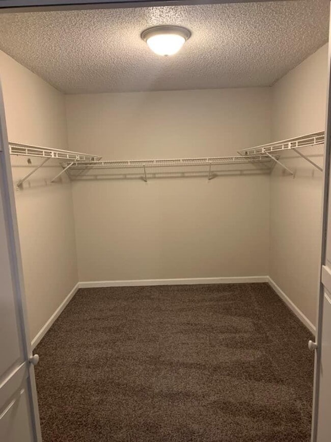Hickory East 1 Bed Closet - Apartments on 20th