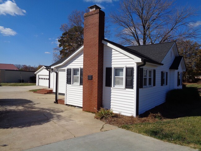 Building Photo - Kernersville Location-2 Bedroom House
