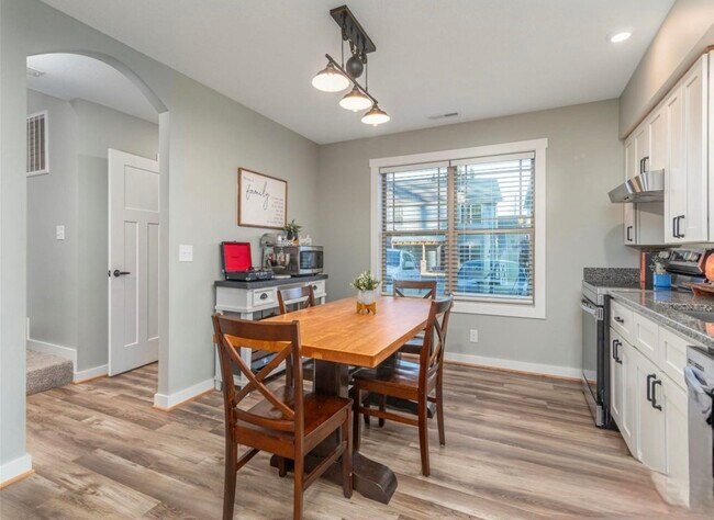 Cocina bien iluminada - 44 Trevor Trl