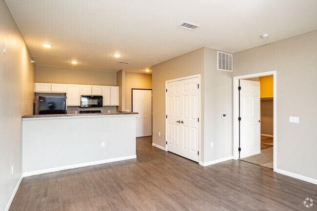 1BR, 1BA - 745SF - Dining Room/Kitchen - Welcome to Huntington Village