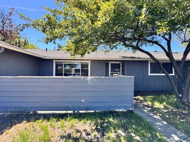 Building Photo - Single-Level 2 Bedroom / 1 Bath Triplex Unit 21578 Park Way, #2