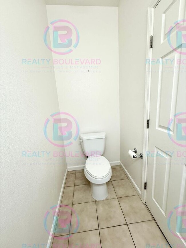 Building Photo - Gorgeous Two Story 3 Bedroom 2.5 Bathroom ... Rental