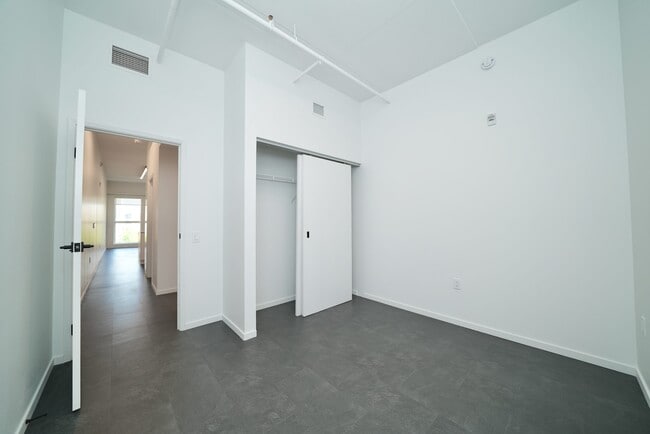 127 Bannatyne Av