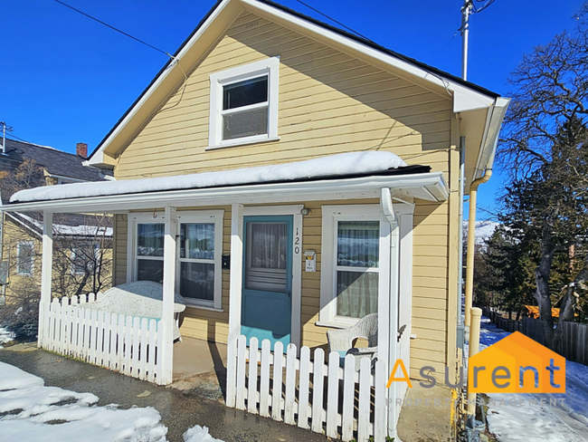 One Bedroom Carriage House with modern upd... - One Bedroom Carriage House with modern upd...