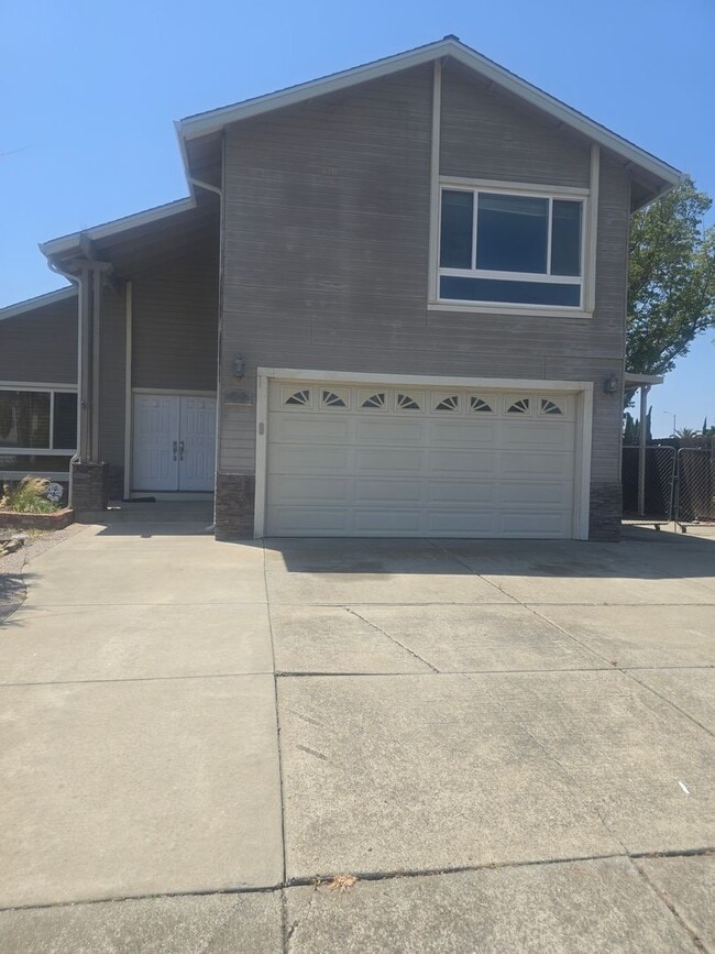 Rare Find! Corner Lot, RV Parking - Rare Find! Corner Lot, RV Parking House
