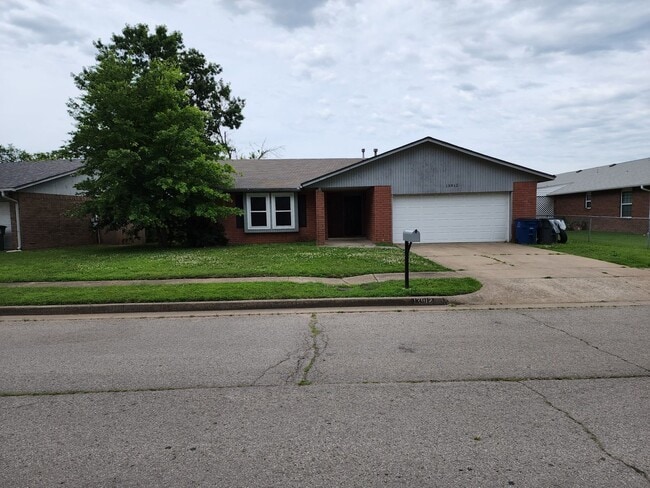 Building Photo - Nice sized 3 bedroom 2 full bath