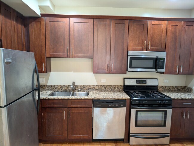 Building Photo - 142 Elmwood Ave Unit 2