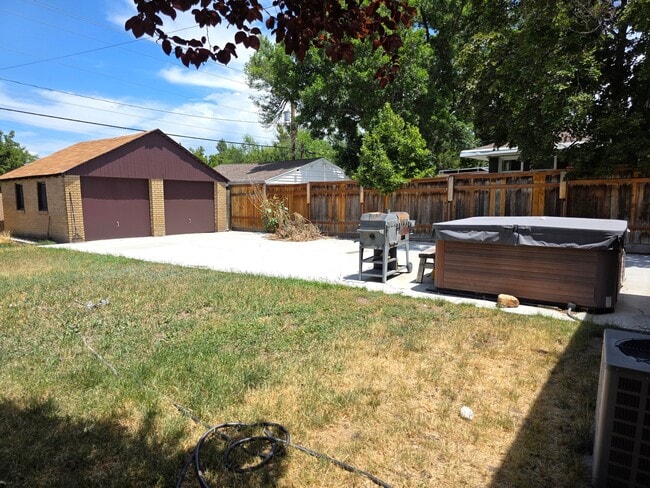 Photo - 211 Maple St