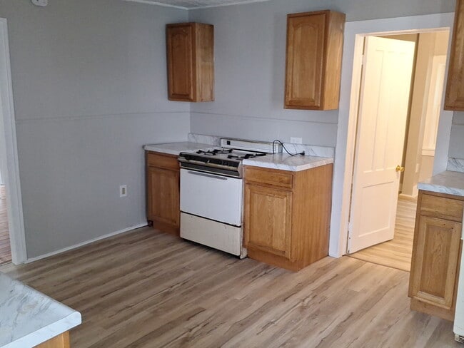 kit. - 62 Lancaster St