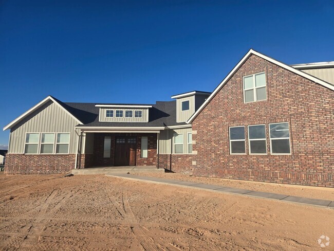 Building Photo - Spacious Home in Enoch