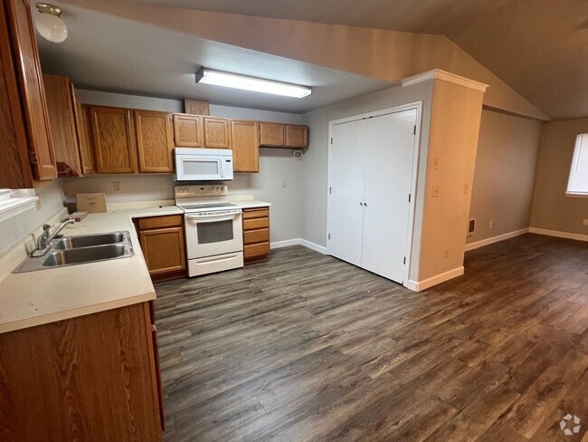 Building Photo - Single level home in Redmond!