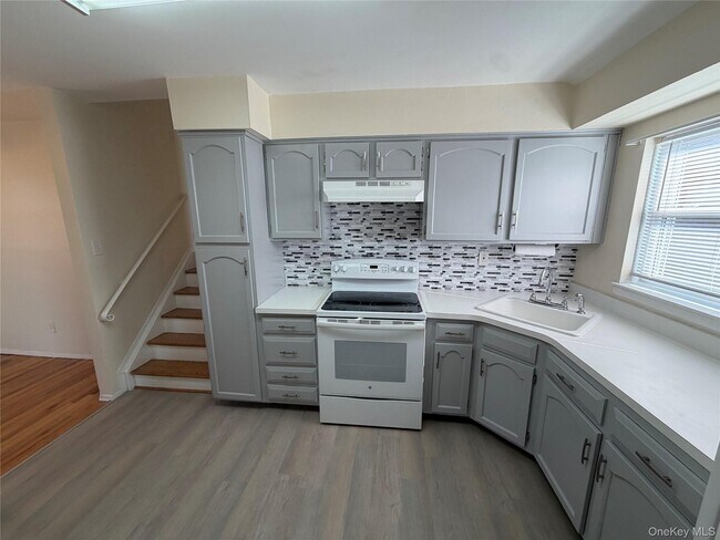 Photo - 164-11 95th St