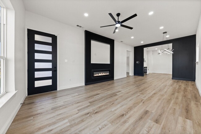 Photo - 1279 Bonham St