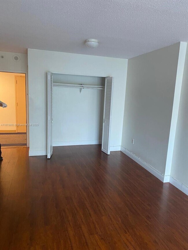 Building Photo - 400 Kings Point Dr Unit 330 Rental