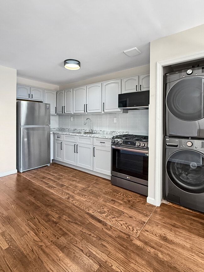 Building Photo - 495 Maple St Unit 2