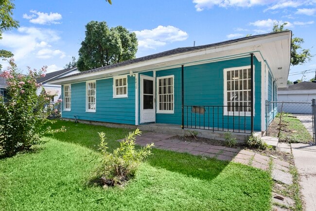 Building Photo - 6438 Pinehurst Dr