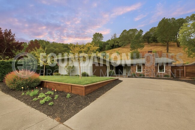 Stylish Single-Level Home by Loma Verde Pr... - Stylish Single-Level Home by Loma Verde Pr...