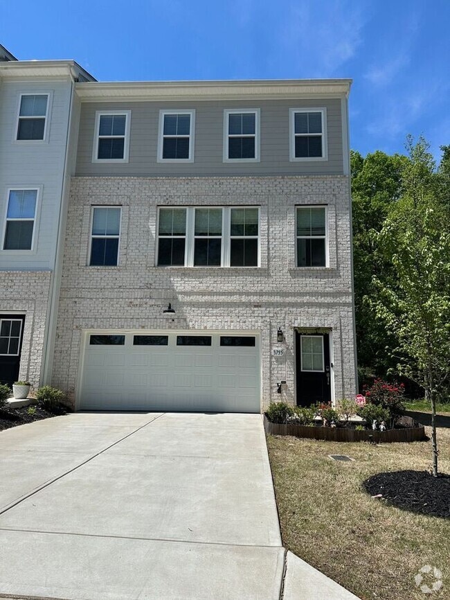 Building Photo - SPACIOUS TOWNHOME