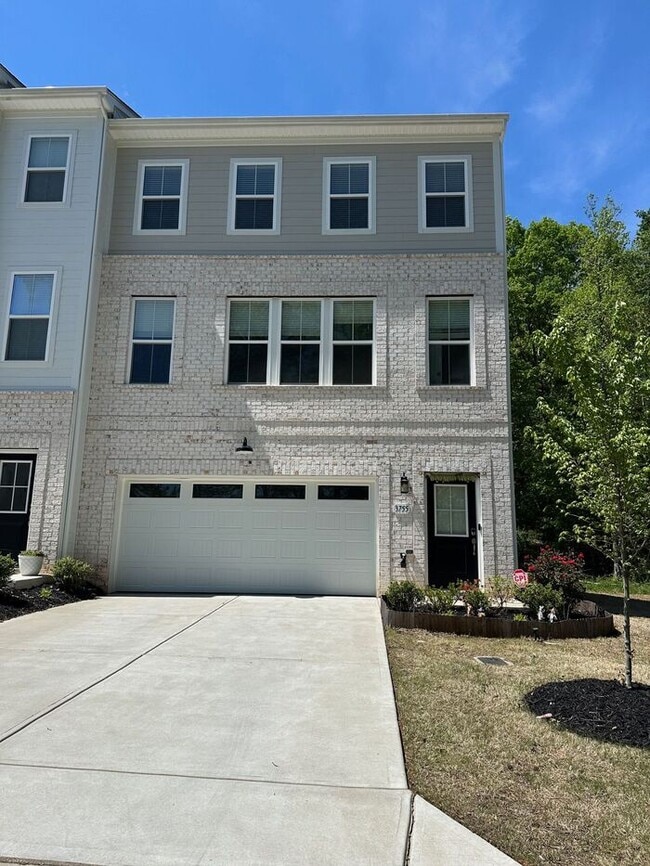 SPACIOUS TOWNHOME - SPACIOUS TOWNHOME