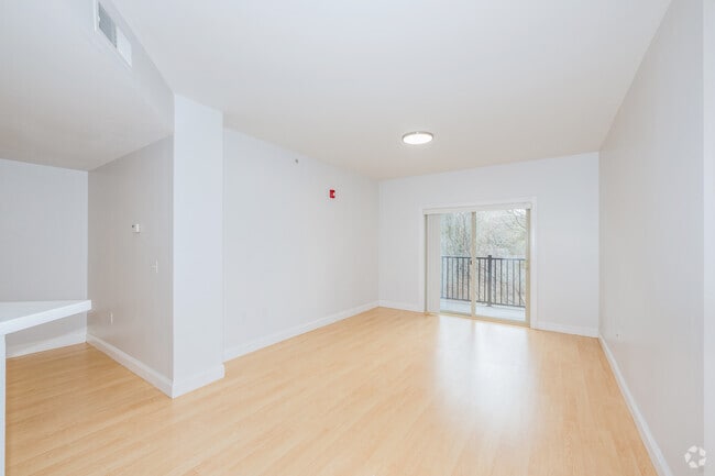2 habitaciones, 1 baño - 1000 pies cuadrados - Sala de estar - Clock Tower Square