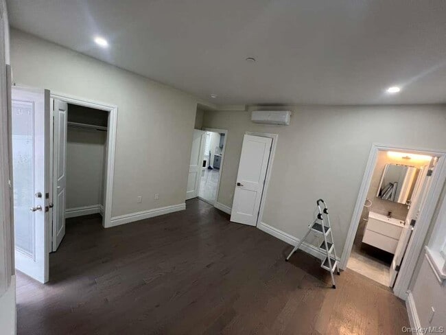 Photo - 61-14 Cloverdale Blvd