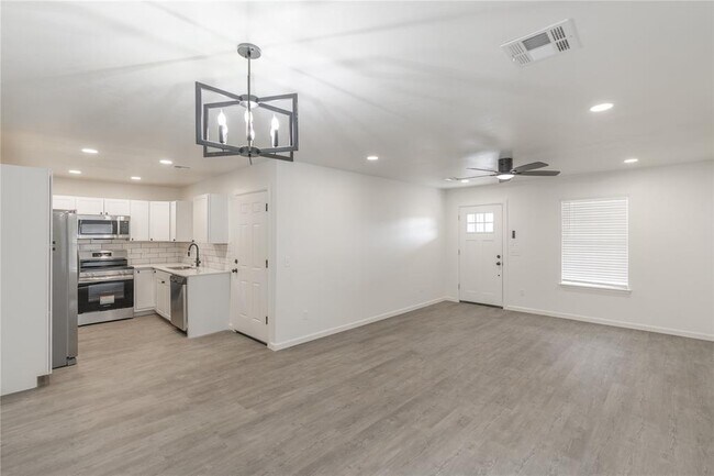 Photo - 537 Parkhill Cir