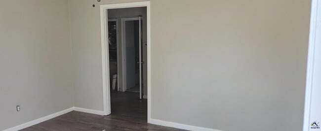 Photo - 402 Curtis St