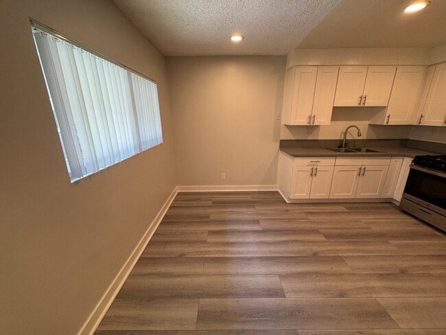 Photo - 325 Milford St Unidad 3