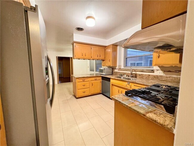 Photo - 15909 Vincennes St