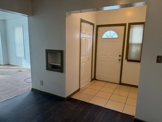 Building Photo - Hewitt,S.85 Unit Apt 1