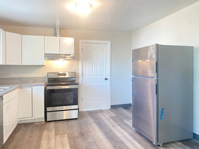Building Photo - Remodeled 4-Plex Apartment - Attached Gara... Unit 2104