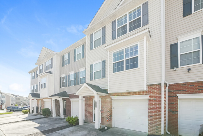 3-Bedroom Townhome with Garage - 3-Bedroom Townhome with Garage