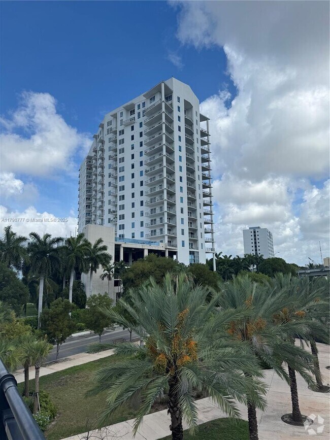 Building Photo - 10 SW South River Dr Unit 712 Rental