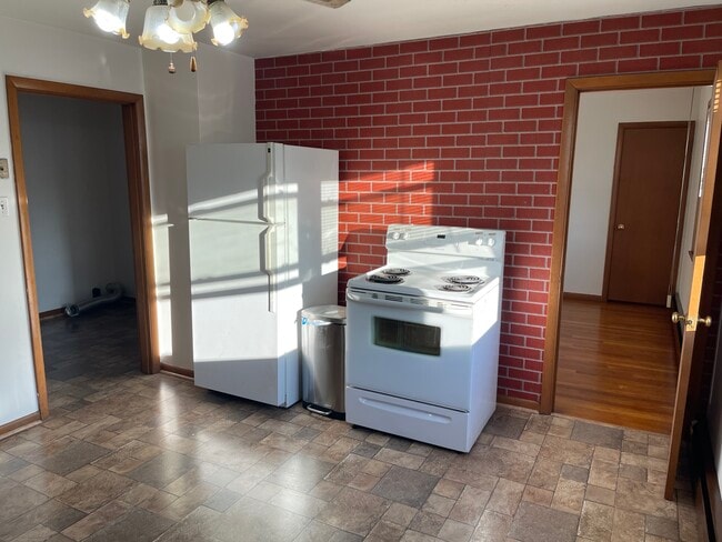 Building Photo - 100 Pilgrim Ave Unit 2