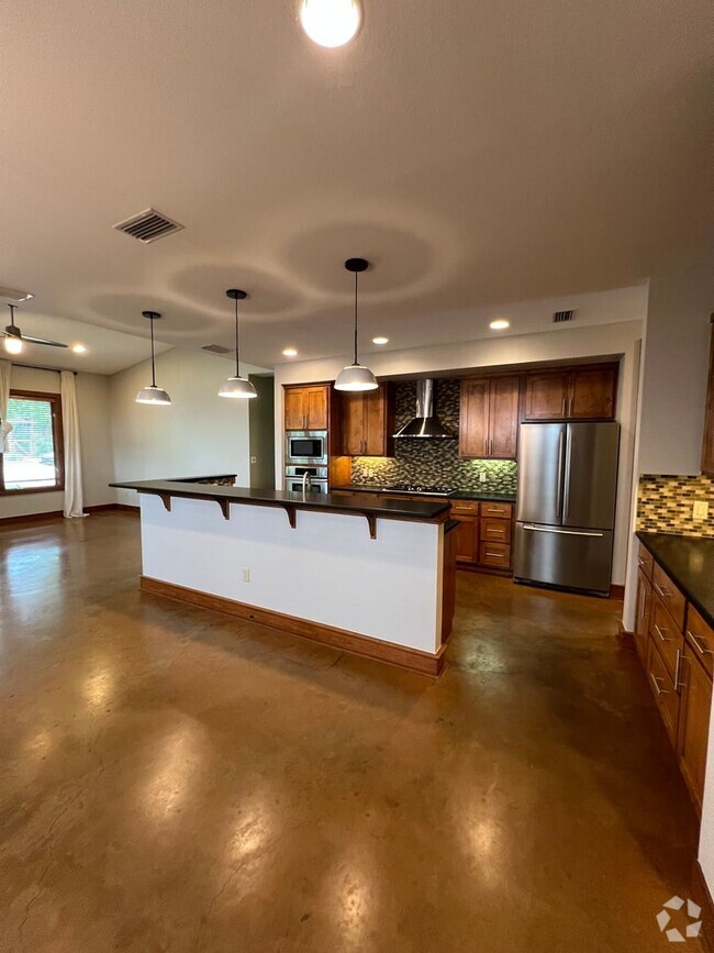 Building Photo - Luxury Home - Close to UT