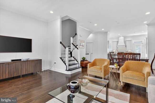 Photo - 619 E Custis Ave