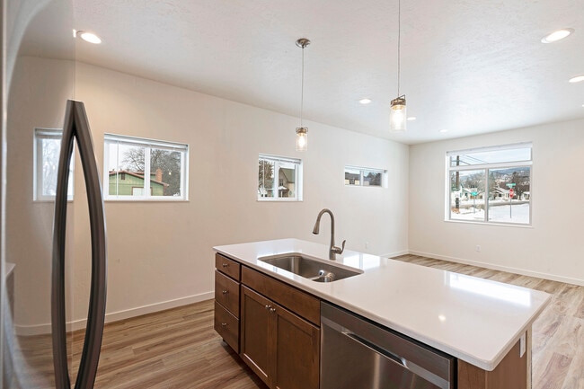 Photo - 909 Poplar St