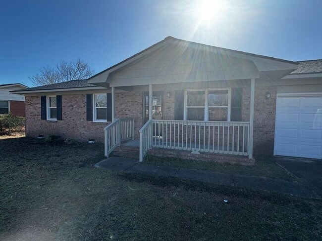 Building Photo - 3 Bedroom 1 Bath in Hope Mills Rental