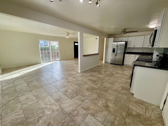 Building Photo - 3 bed 1 bath, Newly renovated, Converted Garage