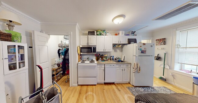 Building Photo - 7 Bishop Allen Dr Unit #3