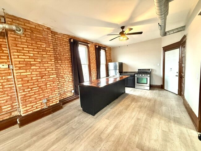 Photo - 2141 S Marshall Blvd Unidad 2R