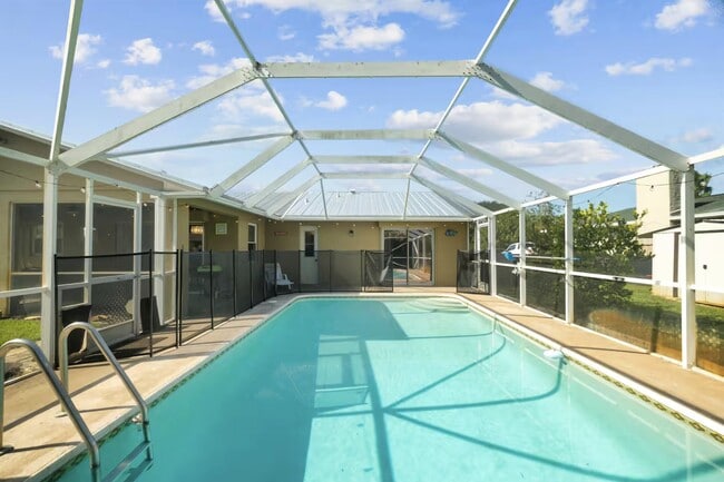 Photo - 730 SE White Ave