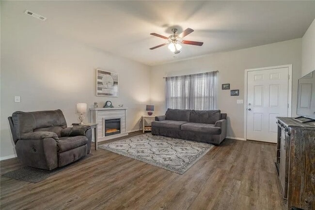 Photo - 636 Woodcreek Lp