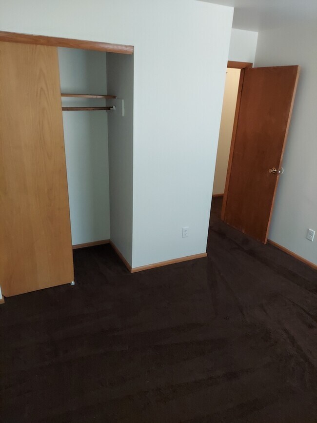 Photo - 631 S Green Bay Rd Apartments