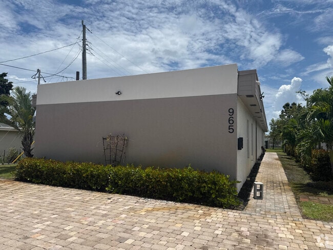 Building Photo - 965 Silver Beach Rd Rental