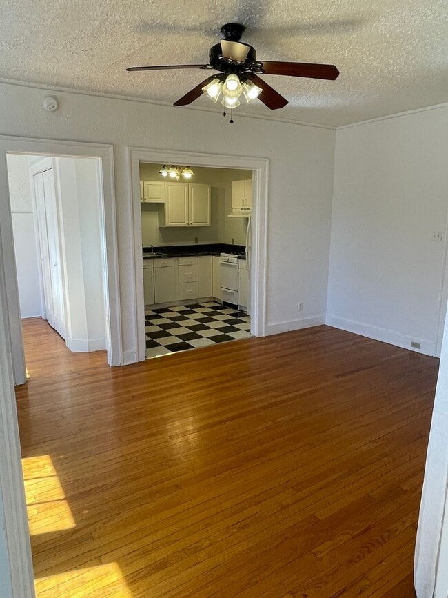 Photo - 1BD/1BA Corner Unit ON Napoleon Ave Unidad L