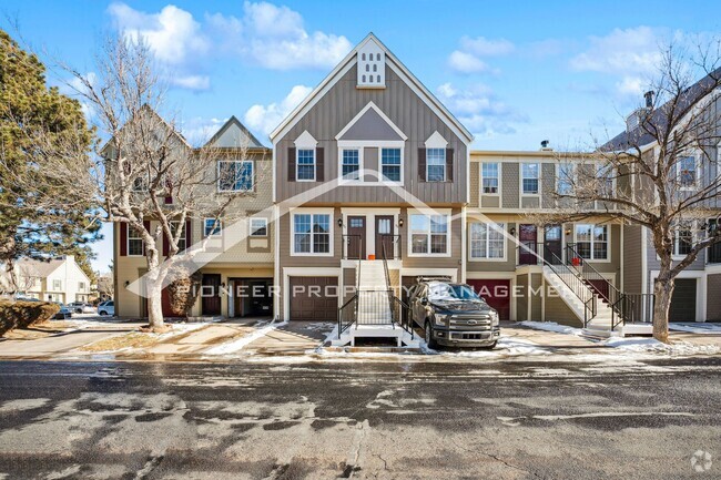 Building Photo - Charming Updated Townhouse with Dual Maste...