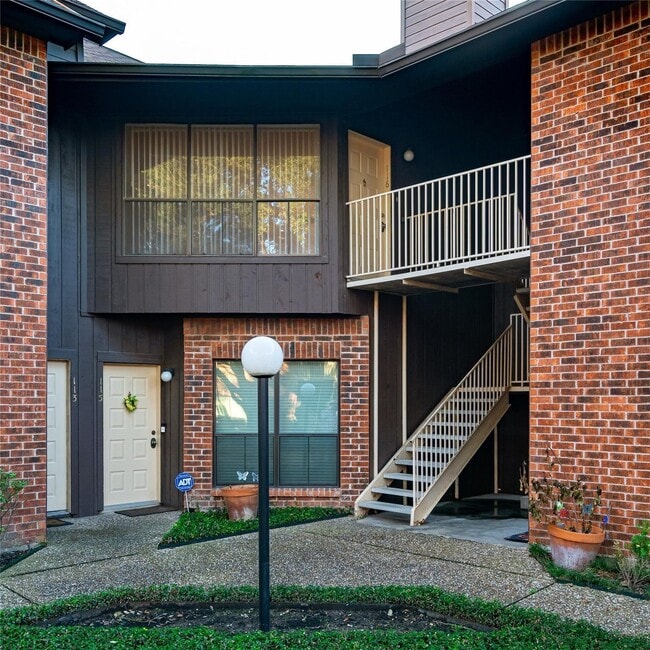 Building Photo - 3100 Walnut Bend Ln Unit 116