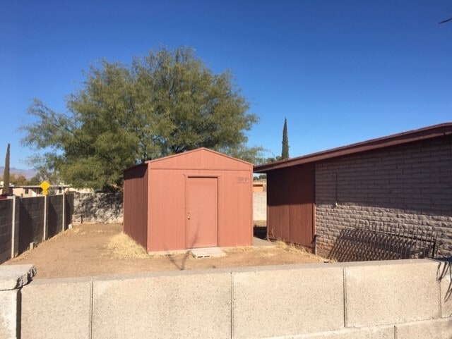 Sala de almacenamiento de 16 x 8 - 7501 E Poinciana Dr